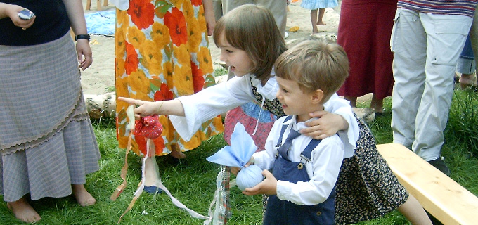 Copii la o sărbătoare în aer liber la Centrul Educațional Emanuela